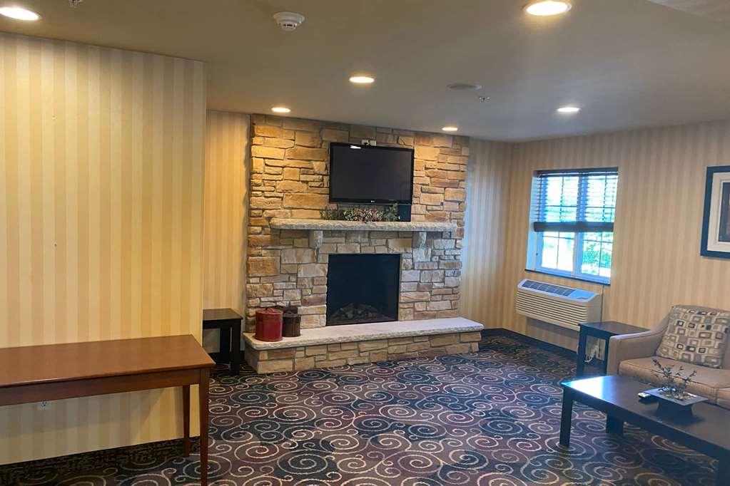 Americinn By Wyndham Oshkosh Interior photo